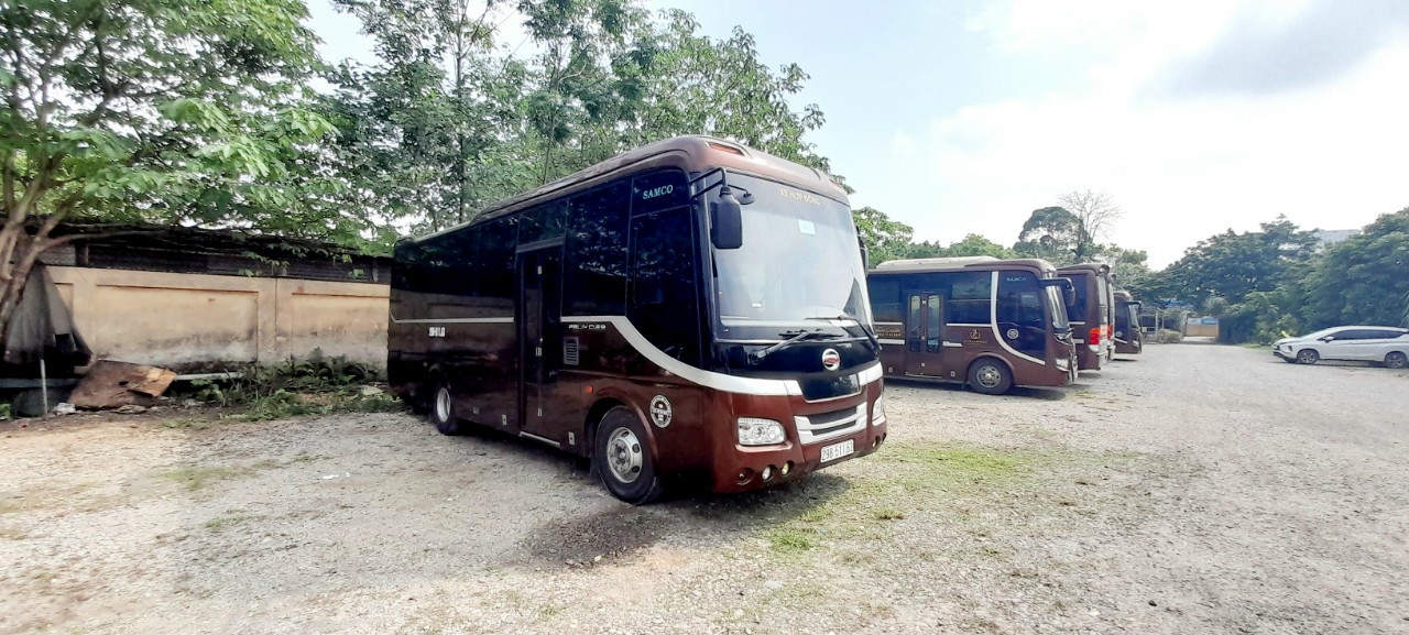 Traveling to Ha Long during the day, visiting the bay by iron ship, cars to highways, international quality.