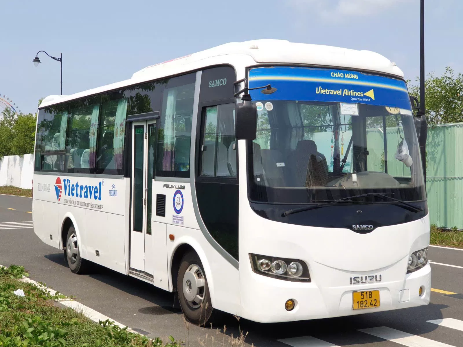 29 -seat cars from the airport - Nam Dao (Hon Thom cable car - Sunset Town - Bai Sao - Hotel, ...) or vice versa