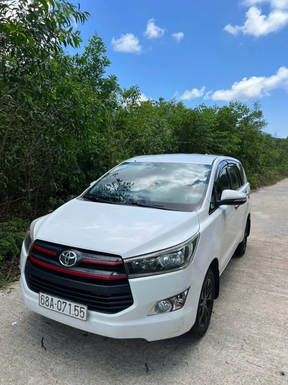 4 -seater car from the airport - center (night market - hotel, ...) or vice versa