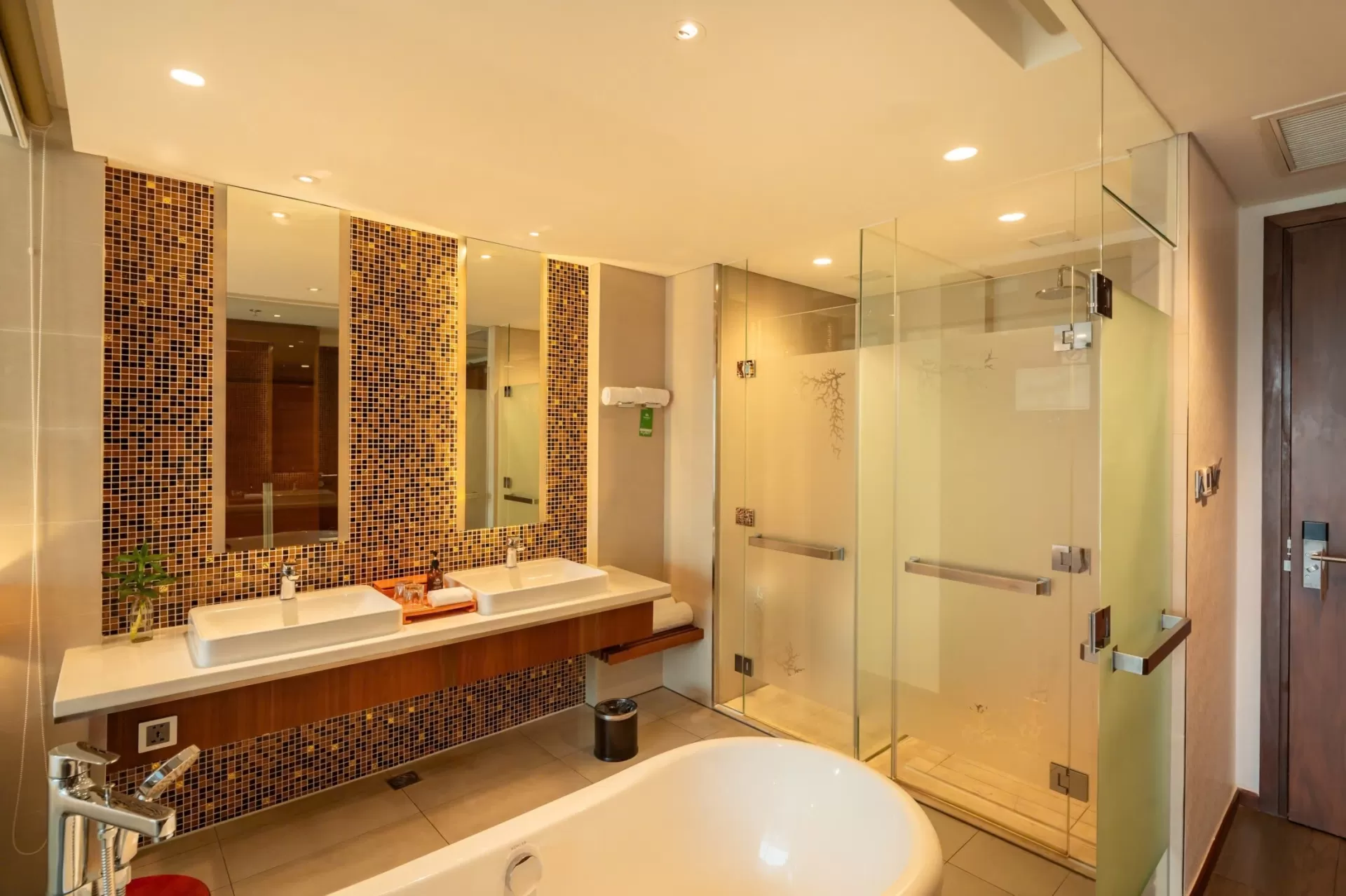 Combo 3N2Đ khách sạn 5 sao Sea Shell + Ăn sáng + phòng tiêu chuẩn + Đón tiễn sân bay theo lịch trình khách sạn